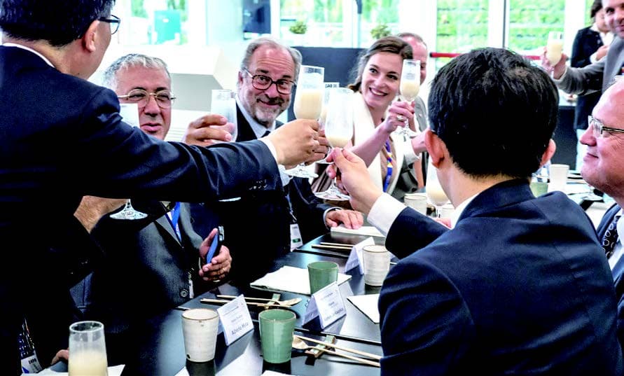 Boksoondoga Makgeolli being served at an international diplomatic event